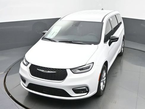 New 2025 Chrysler Pacifica Select w/ Uconnect Theater Family Group image 38