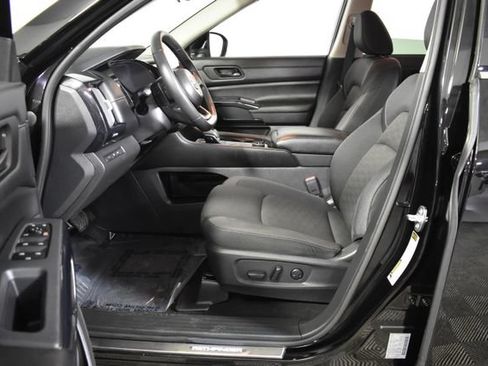 Certified 2024 Nissan Pathfinder SV w/ SV Premium Package AWD/4WD image 11