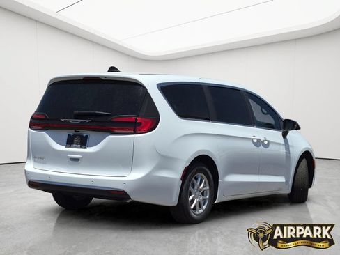 New 2027 Chrysler Pacifica Select FWD image 4