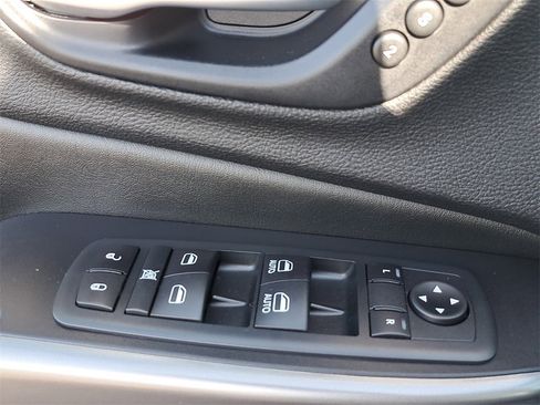 Used 2020 Jeep Cherokee Limited image 29