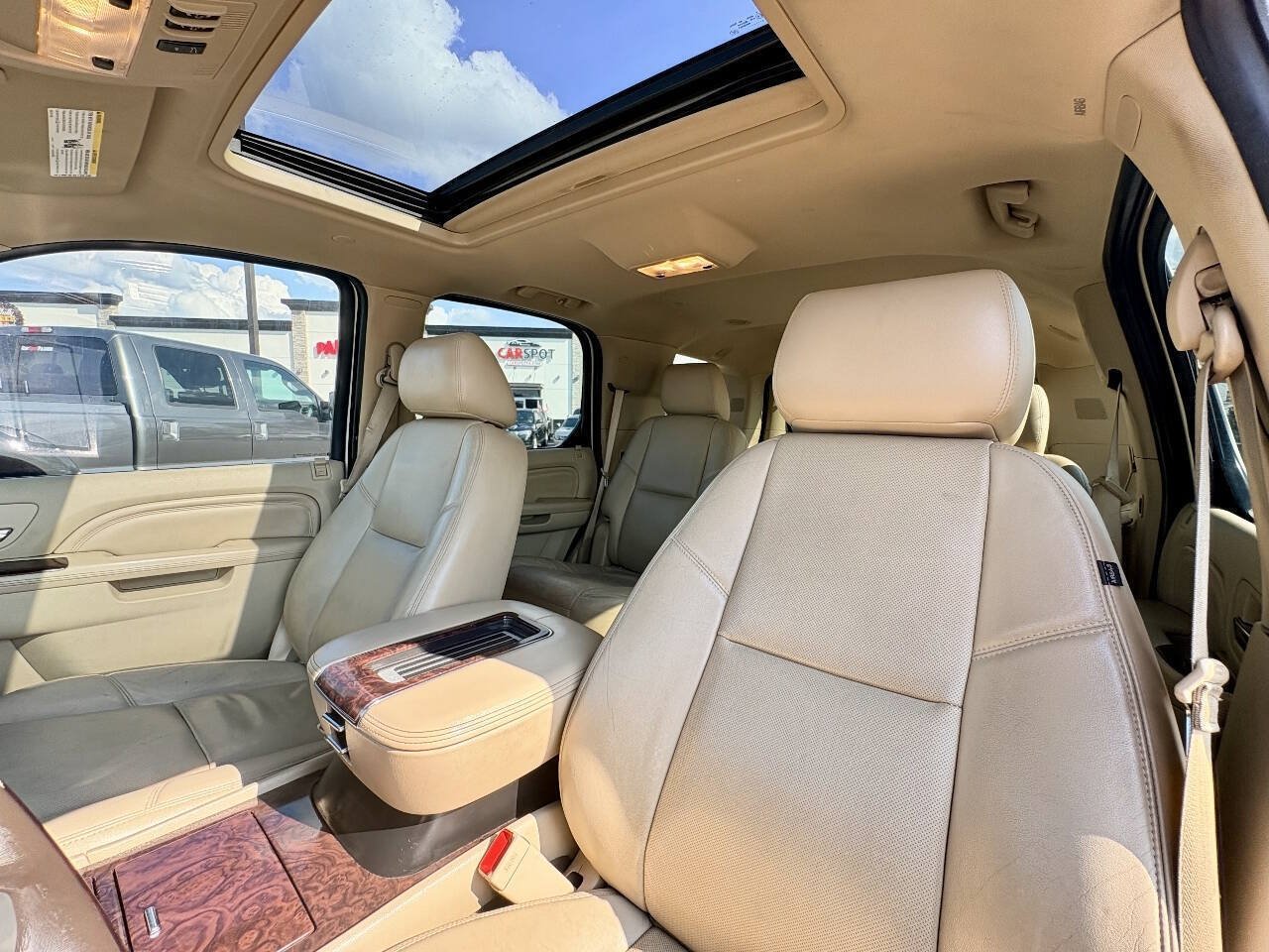 Used 2014 Cadillac Escalade Luxury AWD/4WD image 12