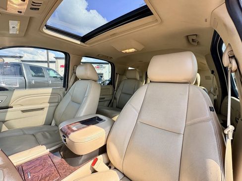 Used 2014 Cadillac Escalade Luxury AWD/4WD image 12