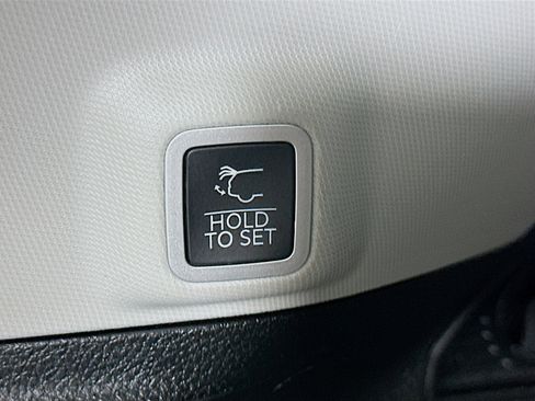 Used 2023 Jeep Grand Cherokee Limited w/ Black Appearance Package image 30