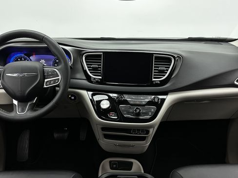 Used 2024 Chrysler Pacifica Touring-L image 25