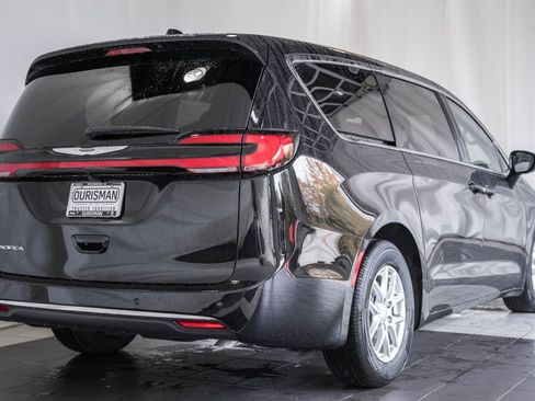 New 2026 Chrysler Pacifica Select image 4