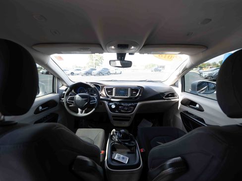 Used 2018 Chrysler Pacifica Touring Plus w/ Tire & Wheel Group FWD image 19