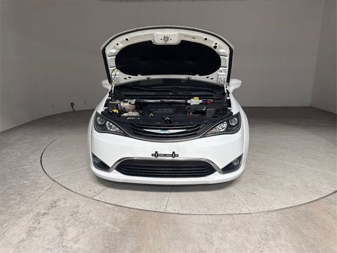 Used 2018 Chrysler Pacifica Touring Plus image 11