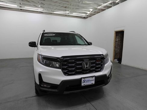Used 2024 Honda Passport TrailSport image 3