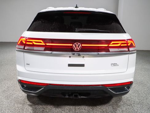Used 2024 Volkswagen Atlas Cross Sport SE FWD image 8