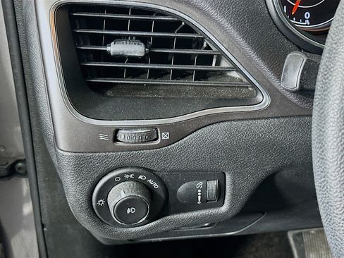 Used 2019 Jeep Cherokee Latitude w/ Popular Appearance Group AWD/4WD image 16