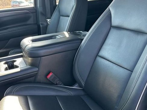 Used 2024 GMC Yukon XL SLT image 44