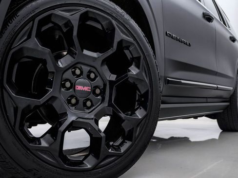 Used 2025 GMC Yukon Denali Ultimate AWD/4WD image 5