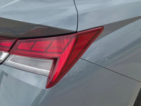 Used 2022 Hyundai Elantra SEL w/ Convenience + Premium Package FWD image 18
