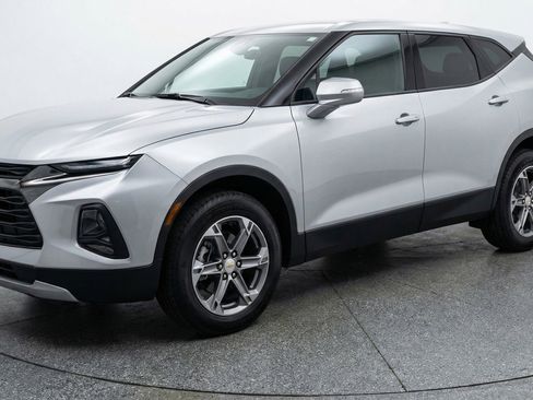 Used 2025 Chevrolet Blazer LT FWD image 3