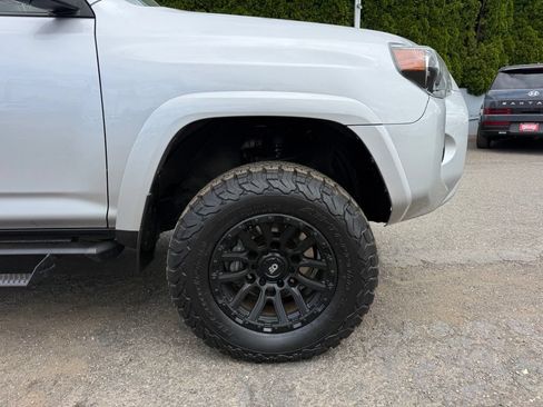 Used 2020 Toyota 4Runner SR5 AWD/4WD image 13