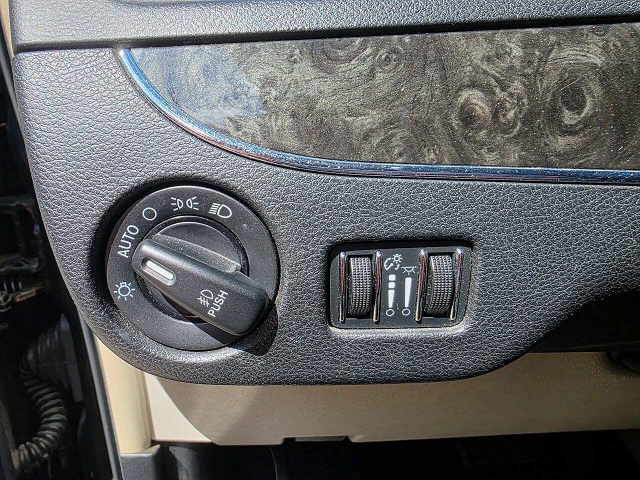 Used 2015 Chrysler Town & Country Touring-L w/ Driver Convenience Group FWD image 15