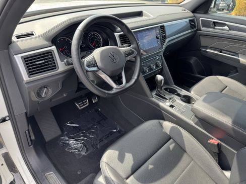 Used 2021 Volkswagen Atlas Cross Sport SE w/ Panoramic Sunroof Package FWD image 14