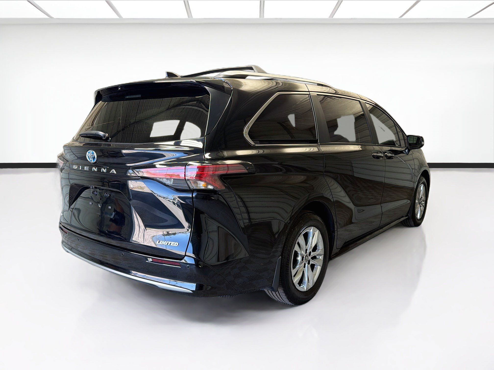 Used 2025 Toyota Sienna Limited FWD image 4