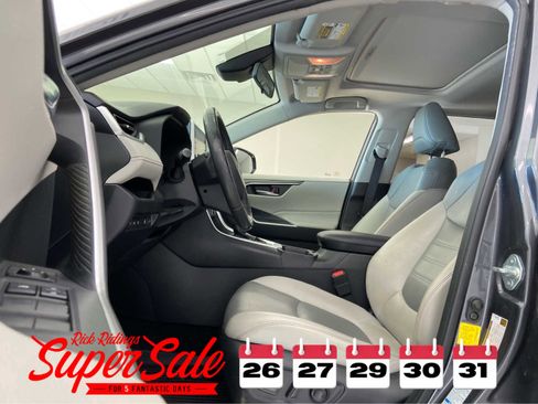 Used 2019 Toyota RAV4 XLE Premium image 12