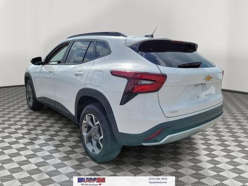Used 2025 Chevrolet Trax LT FWD image 3