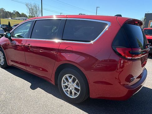 Certified 2024 Chrysler Pacifica Touring-L FWD image 10