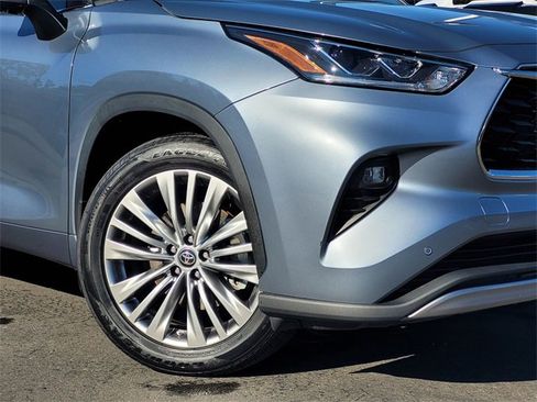 Used 2022 Toyota Highlander Platinum image 3