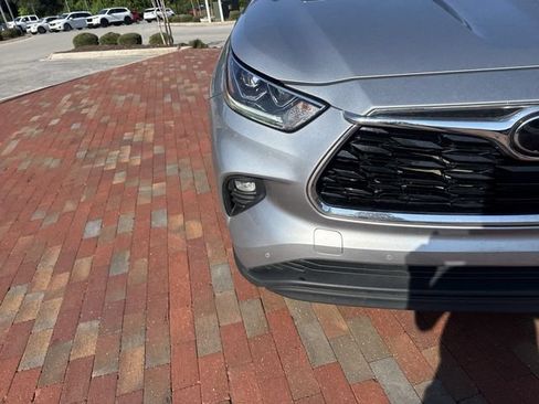 Used 2021 Toyota Highlander Limited FWD image 21