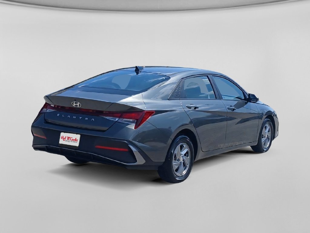 Used 2024 Hyundai Elantra SE FWD image 5