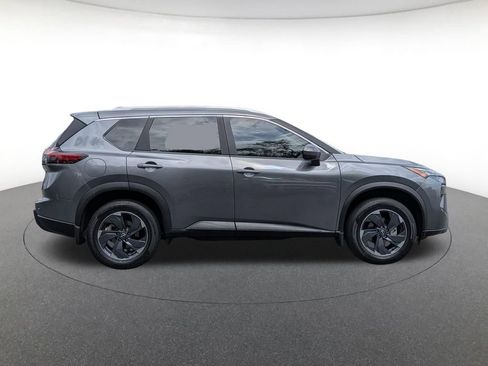 Used 2025 Nissan Rogue SV w/ SV Premium Package FWD image 4