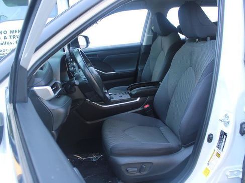 Used 2022 Toyota Highlander LE AWD/4WD image 10