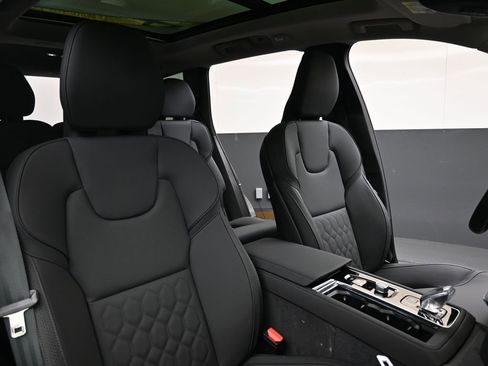 New 2026 Volvo XC90 B6 Plus w/ Protection Package Premier image 13