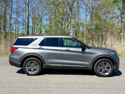 Certified 2022 Ford Explorer XLT w/ Equipment Group 202A AWD/4WD image 8