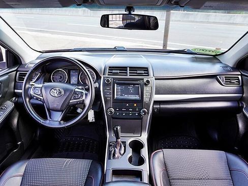 Used 2015 Toyota Camry SE FWD image 18