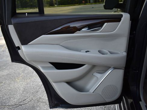 Used 2017 Cadillac Escalade Luxury AWD/4WD image 37
