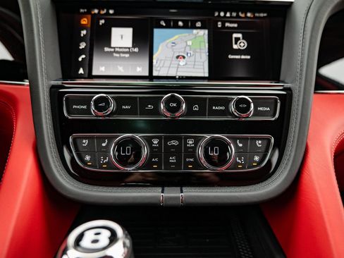 Used 2025 Bentley Bentayga image 9
