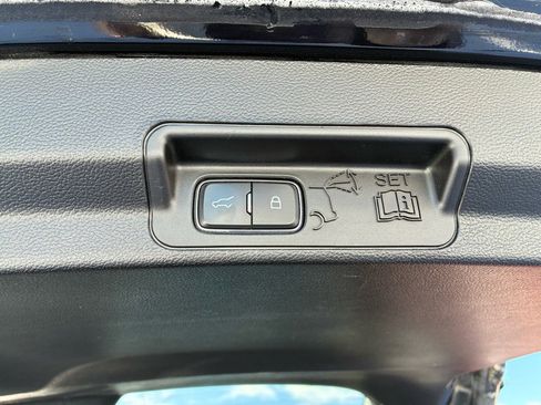 Used 2020 Ford Explorer XLT image 12