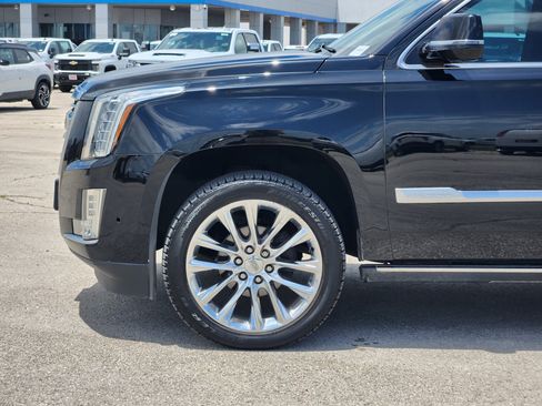 Used 2020 Cadillac Escalade ESV Platinum AWD/4WD image 9