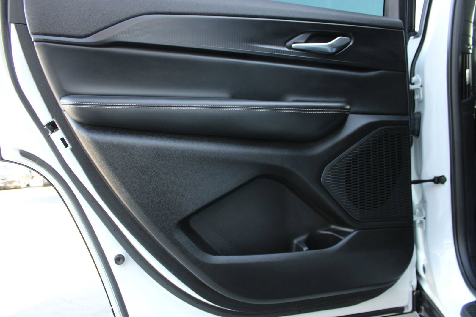 Used 2023 Jeep Grand Cherokee L Laredo RWD image 13