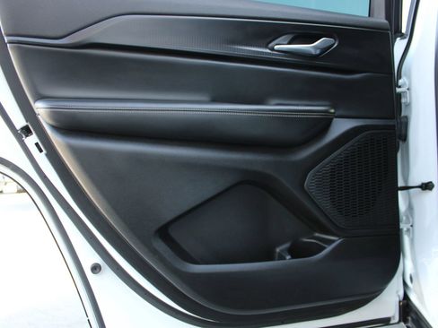 Used 2023 Jeep Grand Cherokee L Laredo RWD image 13