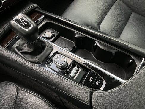 Used 2017 Volvo XC90 T6 Momentum w/ Vision Package image 37