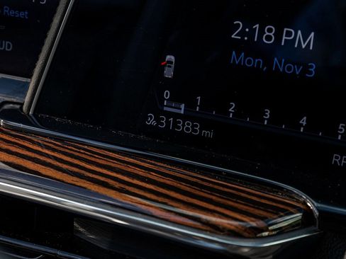 Used 2024 Cadillac Escalade Premium Luxury image 17