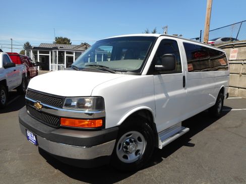 Used 2017 Chevrolet Express 3500 LT w/ LT Preferred Equipment Group RWD image 4