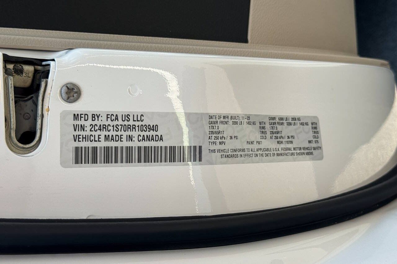 Used 2024 Chrysler Pacifica Limited FWD image 24