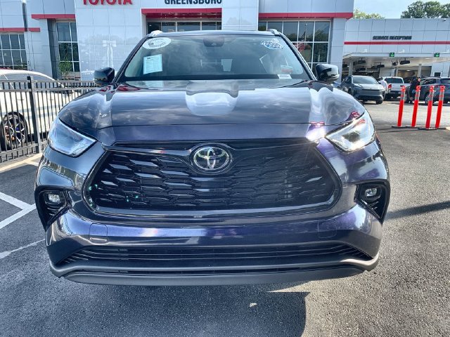 Used 2025 Toyota Highlander XLE FWD image 3