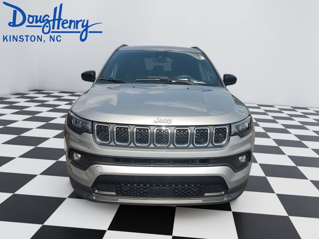 Used 2024 Jeep Compass Latitude AWD/4WD image 8