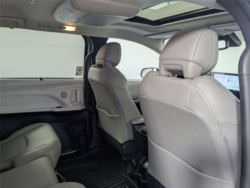 Used 2025 Toyota Sienna XLE w/ XLE Plus Package FWD image 29