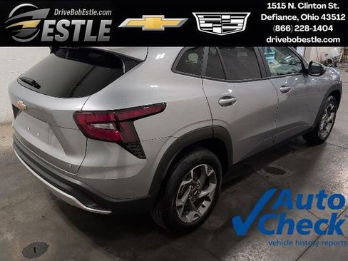 Used 2025 Chevrolet Trax LT w/ LT Convenience Package FWD image 4