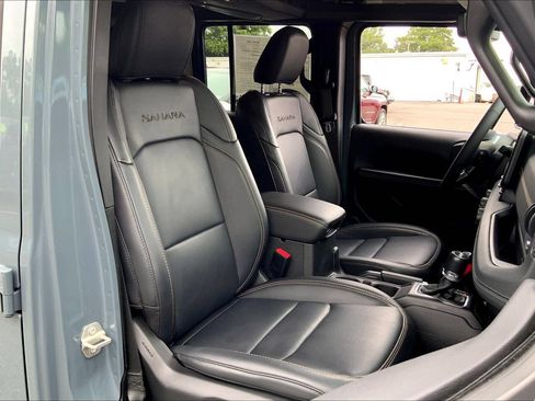 Used 2024 Jeep Wrangler Unlimited Sahara w/ Technology Group AWD/4WD image 7