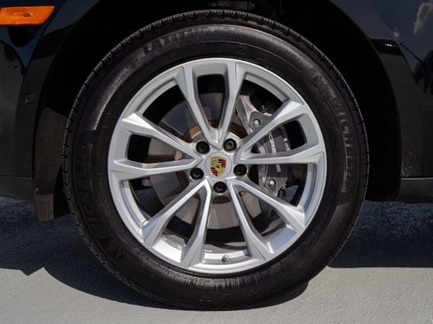 Used 2025 Porsche Macan AWD/4WD image 12
