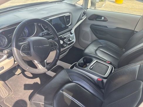 Used 2017 Chrysler Pacifica Touring-L Plus w/ Advanced Safetytec Group FWD image 8